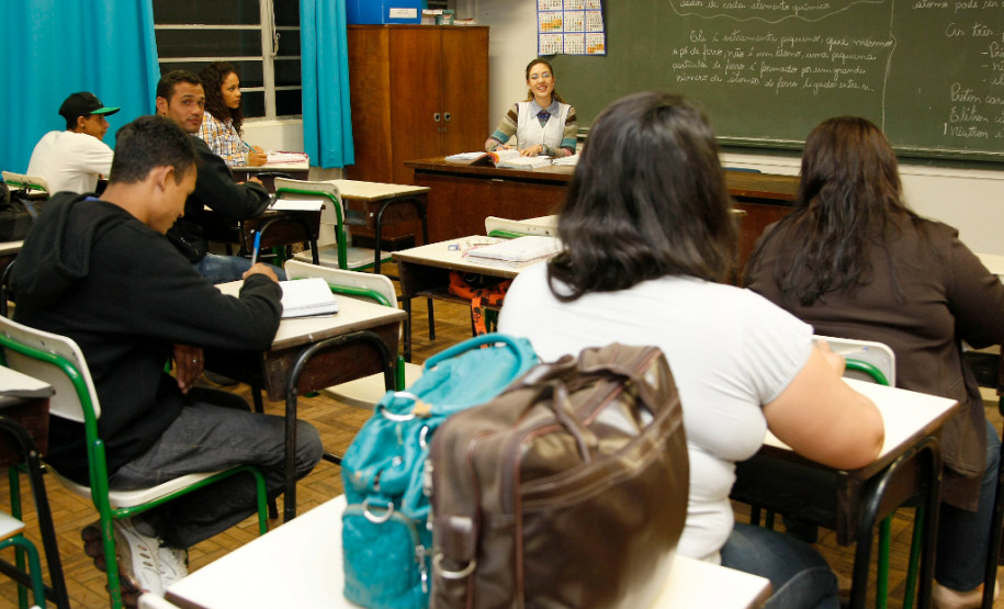 A Educação de Jovens e Adultos inicia nesse dia 5 de novembro o processo de solicitação de inscrição para os Exames Online. Na foto, turma do CEEBJA de Umuarama.