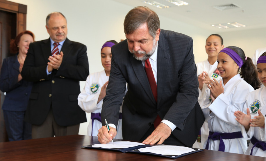 O governador em exercício Flávio Arns assinou convênio com o Sistema Fiep para oferecer o projeto “Atleta do Futuro” para alunos da rede estadual.<br />
<br />
Veja mais fotos em: <a href=" http://www.flickr.com/photos/flavioarns/sets/72157637311296563/" target="_blank"> http://www.flickr.com/photos/flavioarns/</a>
