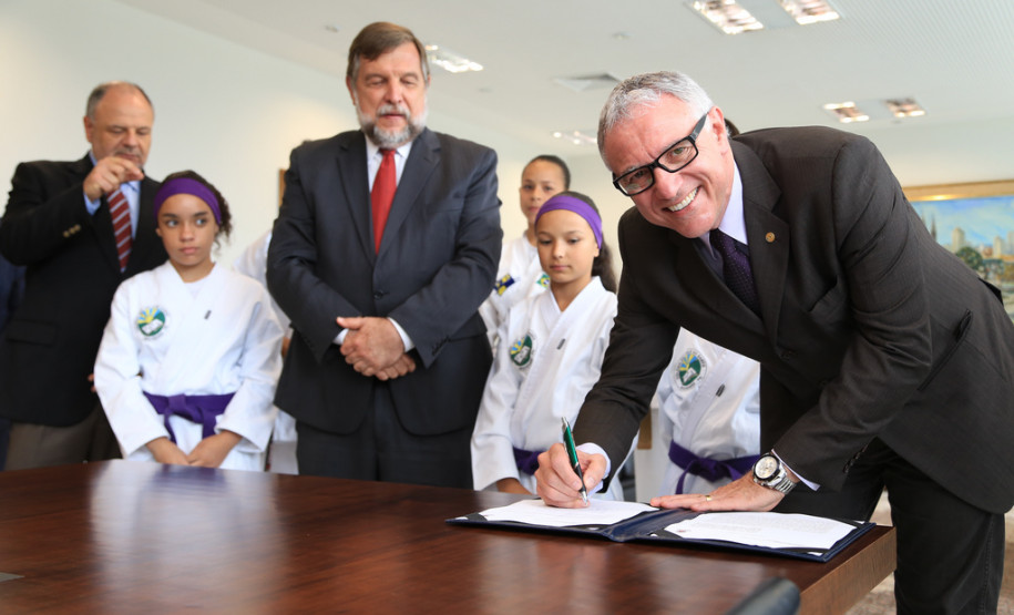 O governador em exercício Flávio Arns assinou convênio com o Sistema Fiep para oferecer o projeto “Atleta do Futuro” para alunos da rede estadual.<br />
<br />
Veja mais fotos em: <a href=" http://www.flickr.com/photos/flavioarns/sets/72157637311296563/" target="_blank"> http://www.flickr.com/photos/flavioarns/</a>