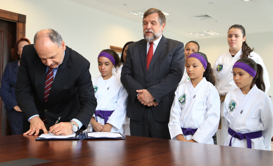 O governador em exercício Flávio Arns assinou convênio com o Sistema Fiep para oferecer o projeto “Atleta do Futuro” para alunos da rede estadual.<br />
<br />
Veja mais fotos em: <a href=" http://www.flickr.com/photos/flavioarns/sets/72157637311296563/" target="_blank"> http://www.flickr.com/photos/flavioarns/</a>