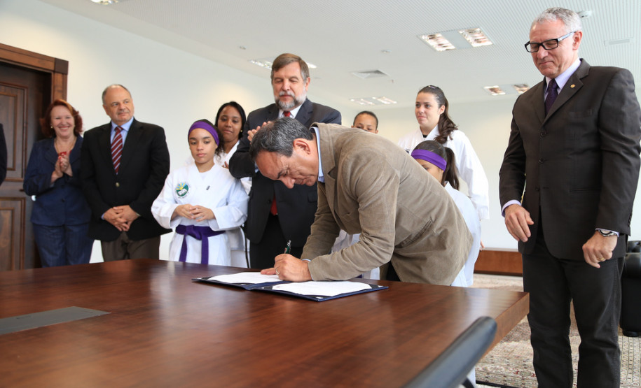 O governador em exercício Flávio Arns assinou convênio com o Sistema Fiep para oferecer o projeto “Atleta do Futuro” para alunos da rede estadual.<br />
<br />
Veja mais fotos em: <a href=" http://www.flickr.com/photos/flavioarns/sets/72157637311296563/" target="_blank"> http://www.flickr.com/photos/flavioarns/</a>