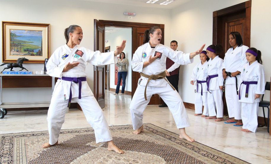 O governador em exercício Flávio Arns assinou convênio com o Sistema Fiep para oferecer o projeto “Atleta do Futuro” para alunos da rede estadual.<br />
<br />
Veja mais fotos em: <a href=" http://www.flickr.com/photos/flavioarns/sets/72157637311296563/" target="_blank"> http://www.flickr.com/photos/flavioarns/</a>