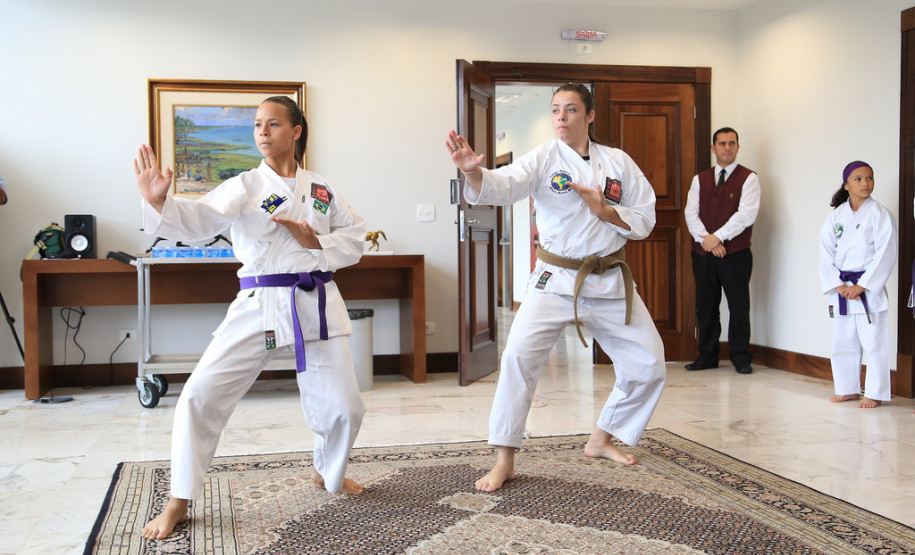 O governador em exercício Flávio Arns assinou convênio com o Sistema Fiep para oferecer o projeto “Atleta do Futuro” para alunos da rede estadual.<br />
<br />
Veja mais fotos em: <a href=" http://www.flickr.com/photos/flavioarns/sets/72157637311296563/" target="_blank"> http://www.flickr.com/photos/flavioarns/</a>