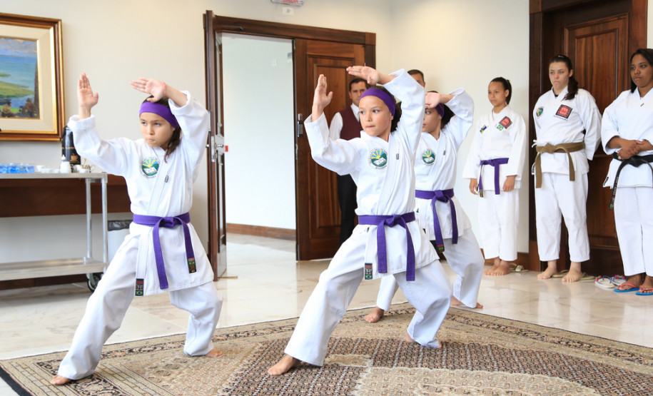 O governador em exercício Flávio Arns assinou convênio com o Sistema Fiep para oferecer o projeto “Atleta do Futuro” para alunos da rede estadual.<br />
<br />
Veja mais fotos em: <a href=" http://www.flickr.com/photos/flavioarns/sets/72157637311296563/" target="_blank"> http://www.flickr.com/photos/flavioarns/</a>