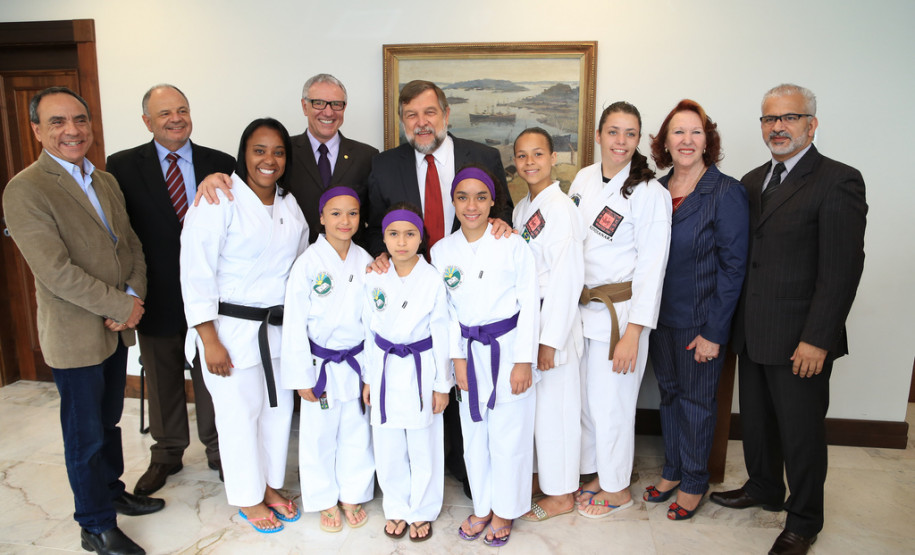 O governador em exercício Flávio Arns assinou convênio com o Sistema Fiep para oferecer o projeto “Atleta do Futuro” para alunos da rede estadual.<br />
<br />
Veja mais fotos em: <a href=" http://www.flickr.com/photos/flavioarns/sets/72157637311296563/" target="_blank"> http://www.flickr.com/photos/flavioarns/</a>