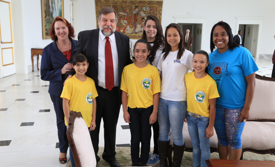 O governador em exercício Flávio Arns assinou convênio com o Sistema Fiep para oferecer o projeto “Atleta do Futuro” para alunos da rede estadual.<br />
<br />
Veja mais fotos em: <a href=" http://www.flickr.com/photos/flavioarns/sets/72157637311296563/" target="_blank"> http://www.flickr.com/photos/flavioarns/</a>