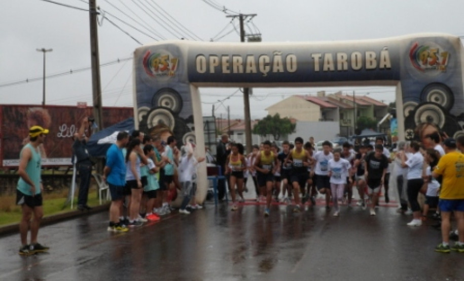 A 3ª edição da Corrida pela Água aconteceu no último domingo (3), em Cascavel. O tempo chuvoso não impediu que cerca de 350 pessoas, entre alunos, professores, funcionários, atletas amadores e profissionais participassem do evento.