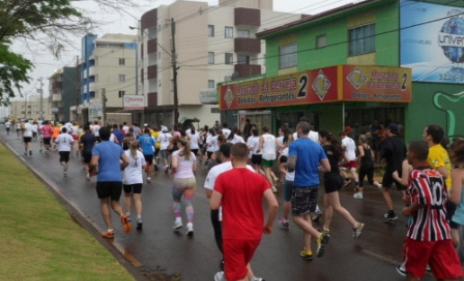 A 3ª edição da Corrida pela Água aconteceu no último domingo (3), em Cascavel. O tempo chuvoso não impediu que cerca de 350 pessoas, entre alunos, professores, funcionários, atletas amadores e profissionais participassem do evento.