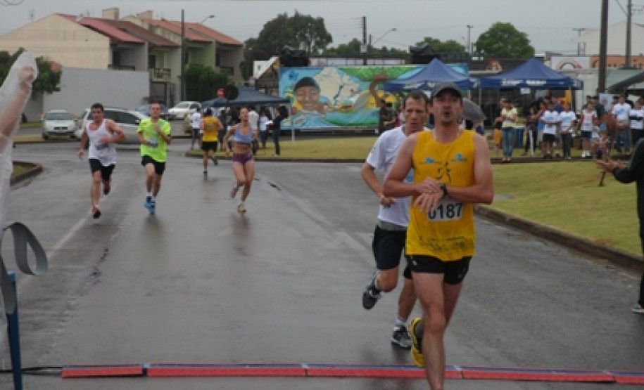 A 3ª edição da Corrida pela Água aconteceu no último domingo (3), em Cascavel. O tempo chuvoso não impediu que cerca de 350 pessoas, entre alunos, professores, funcionários, atletas amadores e profissionais participassem do evento.