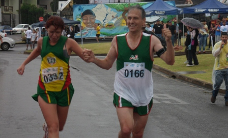 A 3ª edição da Corrida pela Água aconteceu no último domingo (3), em Cascavel. O tempo chuvoso não impediu que cerca de 350 pessoas, entre alunos, professores, funcionários, atletas amadores e profissionais participassem do evento.