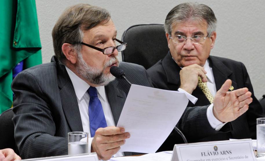 O governador em exercício classificou como radical a proposta do MEC de inserir todos os alunos com deficiência na rede regular de ensino.