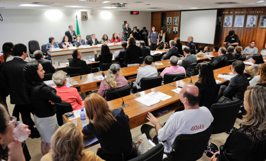 O governador em exercício classificou como radical a proposta do MEC de inserir todos os alunos com deficiência na rede regular de ensino.