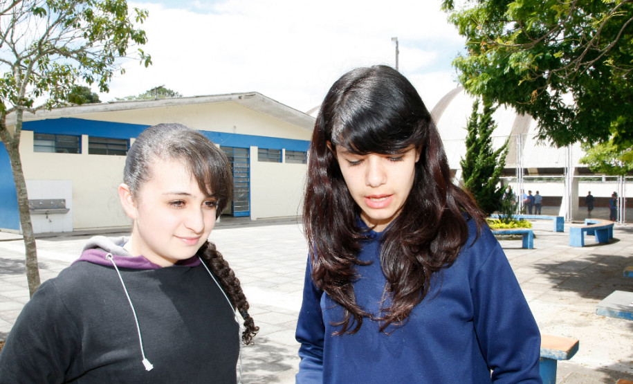 Brigada Escolar traz mais segurança para escolas Colégio Estadual Luiza Ross, matéria sobre a Brigada Escolar, alunas Ane Karoline e Kauani Santos. 05-11-13.