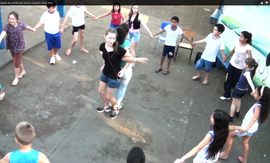 Escola espaço de construção porque ninguém nasce feito<br />
Colégio Estadual Três Fronteiras - Foz Do Iguaçu<br />
1º lugar Prêmio Juri Oficial<br />
<br />
<a href="http://www.emdialogo.uff.br/festival/videos/7658" target="_blank">http://www.emdialogo.uff.br/festival/videos/7658</a>