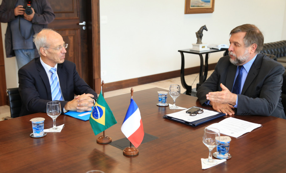 Uma delegação do Paraná irá à região de Rhône-Alpes, na França, em dezembro deste ano para estreitar os acordos de cooperação na Educação.<br />
<br />
Veja mais fotos em: <a href=" http://www.flickr.com/photos/flavioarns/sets/72157637386992643/" target="_blank"> http://www.flickr.com/photos/flavioarns </a>