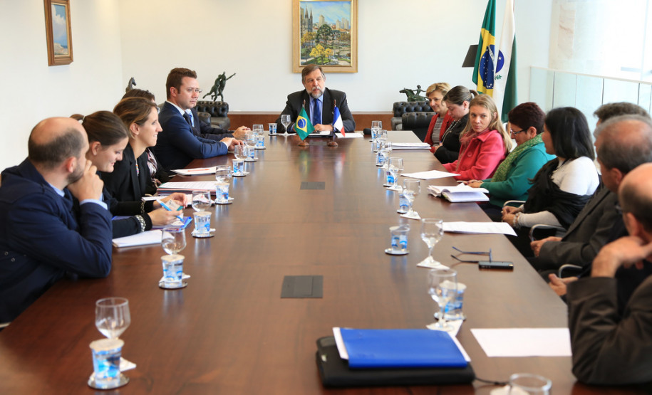 Uma delegação do Paraná irá à região de Rhône-Alpes, na França, em dezembro deste ano para estreitar os acordos de cooperação na Educação.<br />
<br />
Veja mais fotos em: <a href=" http://www.flickr.com/photos/flavioarns/sets/72157637386992643/" target="_blank"> http://www.flickr.com/photos/flavioarns </a>