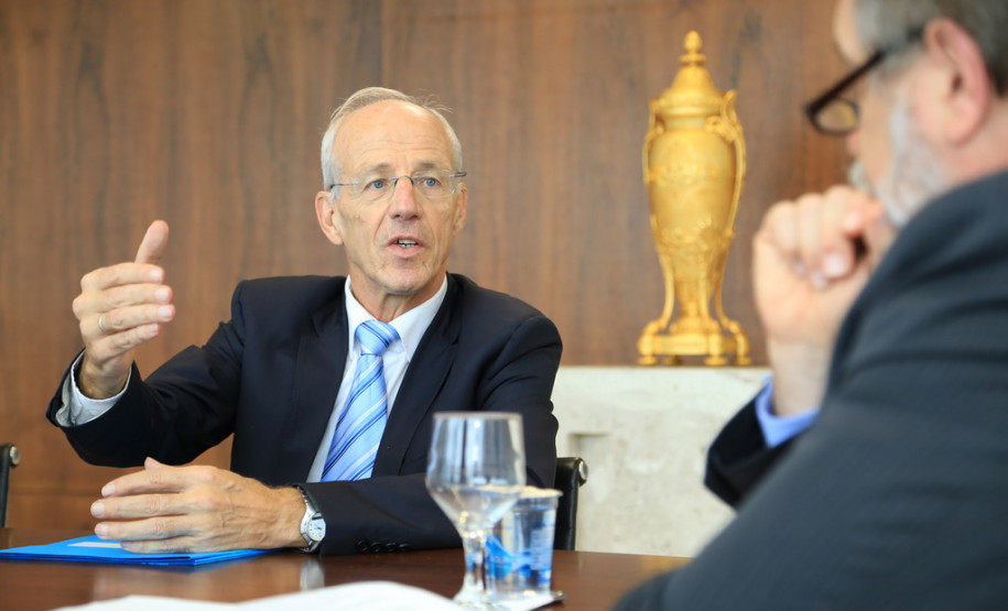 Uma delegação do Paraná irá à região de Rhône-Alpes, na França, em dezembro deste ano para estreitar os acordos de cooperação na Educação.<br />
<br />
Veja mais fotos em: <a href=" http://www.flickr.com/photos/flavioarns/sets/72157637386992643/" target="_blank"> http://www.flickr.com/photos/flavioarns </a>