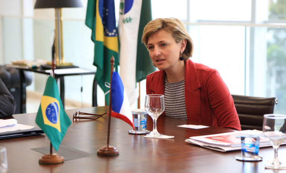 Uma delegação do Paraná irá à região de Rhône-Alpes, na França, em dezembro deste ano para estreitar os acordos de cooperação na Educação.<br />
<br />
Veja mais fotos em: <a href=" http://www.flickr.com/photos/flavioarns/sets/72157637386992643/" target="_blank"> http://www.flickr.com/photos/flavioarns </a>