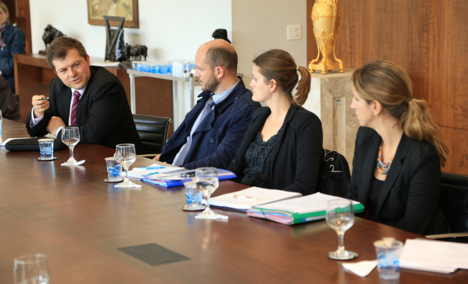 Uma delegação do Paraná irá à região de Rhône-Alpes, na França, em dezembro deste ano para estreitar os acordos de cooperação na Educação.<br />
<br />
Veja mais fotos em: <a href=" http://www.flickr.com/photos/flavioarns/sets/72157637386992643/" target="_blank"> http://www.flickr.com/photos/flavioarns </a>