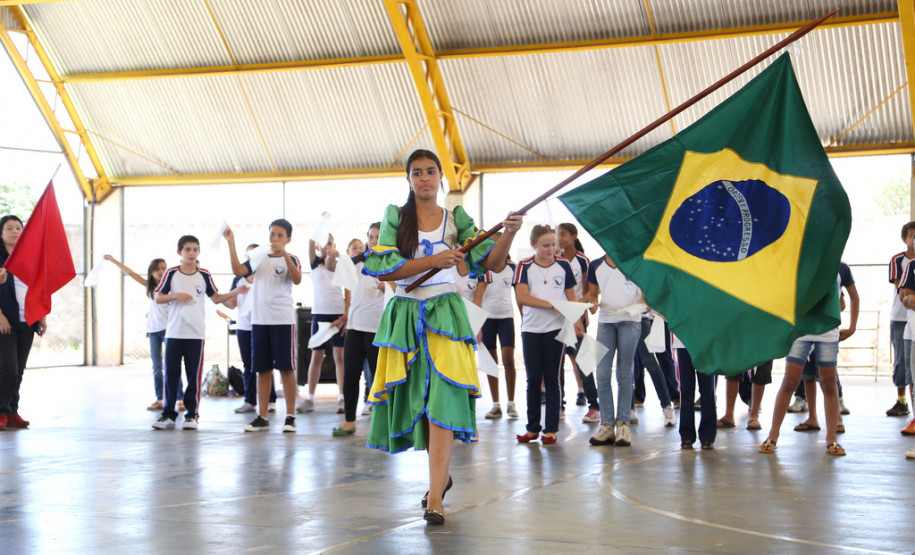 Colégio Estadual Cruzeiro do Oeste <br />
<br />
Veja mais fotos em: <a href=" http://www.flickr.com/photos/flavioarns/sets/72157637464682685/" target="_blank"> http://www.flickr.com/photos/flavioarns/ </a>