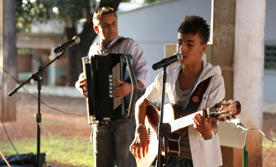 Colégio Estadual Jardim Santa Felicidade <br />
<br />
Veja mais fotos em: <a href=" http://www.flickr.com/photos/flavioarns/sets/72157637471318293/" target="_blank"> http://www.flickr.com/photos/flavioarns/ </a>