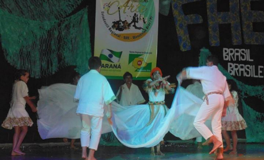 Dois mil estudantes de 40 escolas participam do 3º Festival de Arte Estudantil Regional, com apresentações teatrais, de dança, de música e exposições.