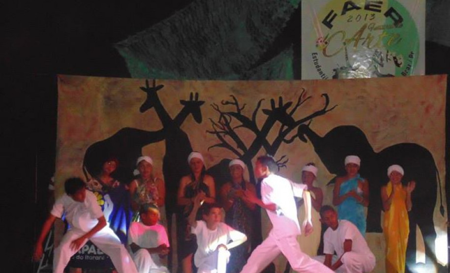 Dois mil estudantes de 40 escolas participam do 3º Festival de Arte Estudantil Regional, com apresentações teatrais, de dança, de música e exposições.