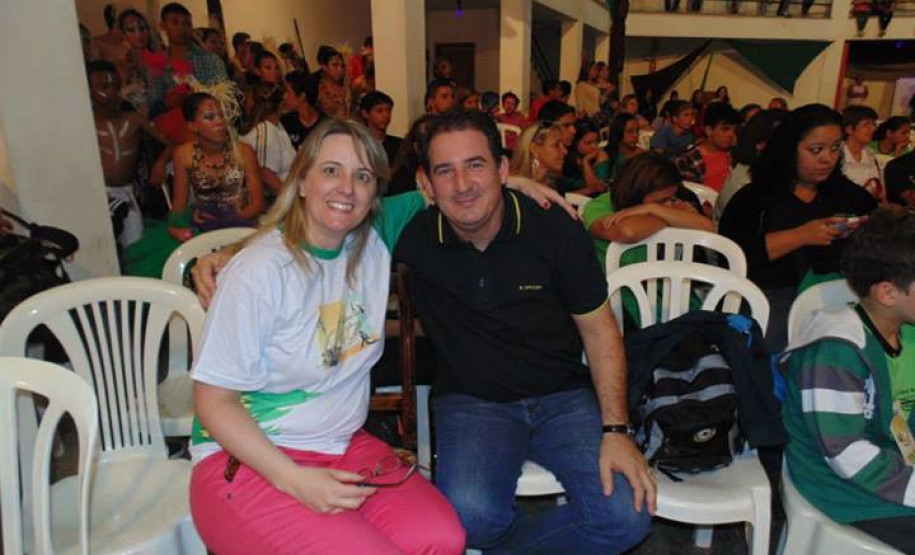 Dois mil estudantes de 40 escolas participam do 3º Festival de Arte Estudantil Regional, com apresentações teatrais, de dança, de música e exposições. Na foto, a chefe do NRE de Wenceslau Braz, Sheila Alvarez.
