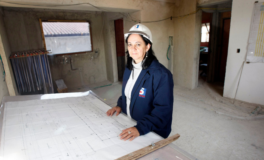 10-06-13 - Sandra Pivatto, ex-aluna do curso em Edificações do CEEP Curitiba, atualmente trabalha como supervisora de obras.