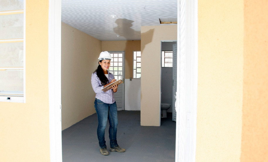 10-06-13 - Silmara Rozette aluna do curso em Edificações do CEEP Curitiba, trabalha como técnica de obras na construção de casas para Cohapar em Colombo.