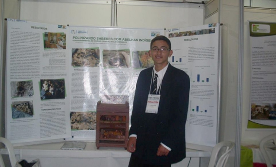 Criação de abelhas sem ferrão e produção de orquídeas são desenvolvidos por alunos do curso técnico em Meio Ambiente do Colégio Estadual Paulo Leminski.
