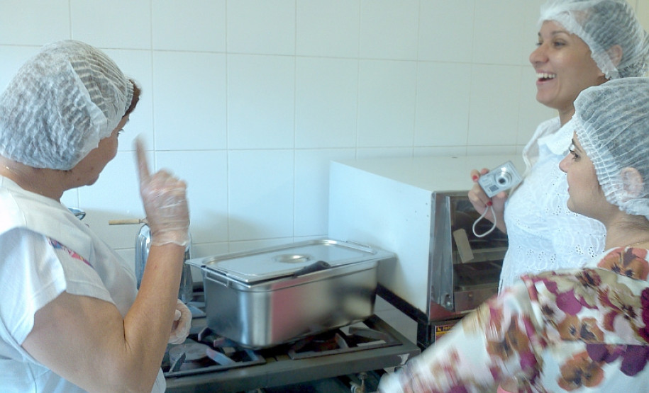 Secretaria da Educação do Mato Grosso veio conhecer o trabalho desenvolvido nas escolas paranaenses, que recebem 30% de alimentos da agricultura familiar