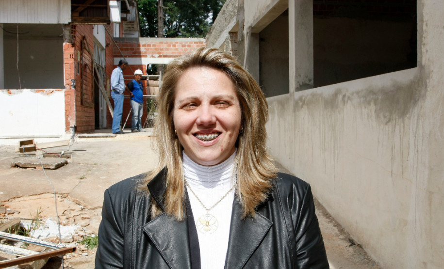 Colégio Estadual Yvone Pimentel com obras, na foto a Diretora Adriana Kampa. 29-10-13.