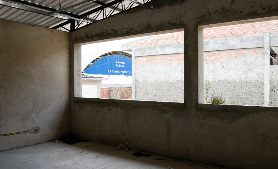 Colégio Estadual Yvone Pimentel com obras. 29-10-13.