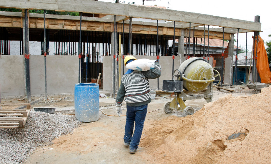 Ampliação do Colégio Estadual Brasili Vicente de Castro no CIC. 07-11-13.