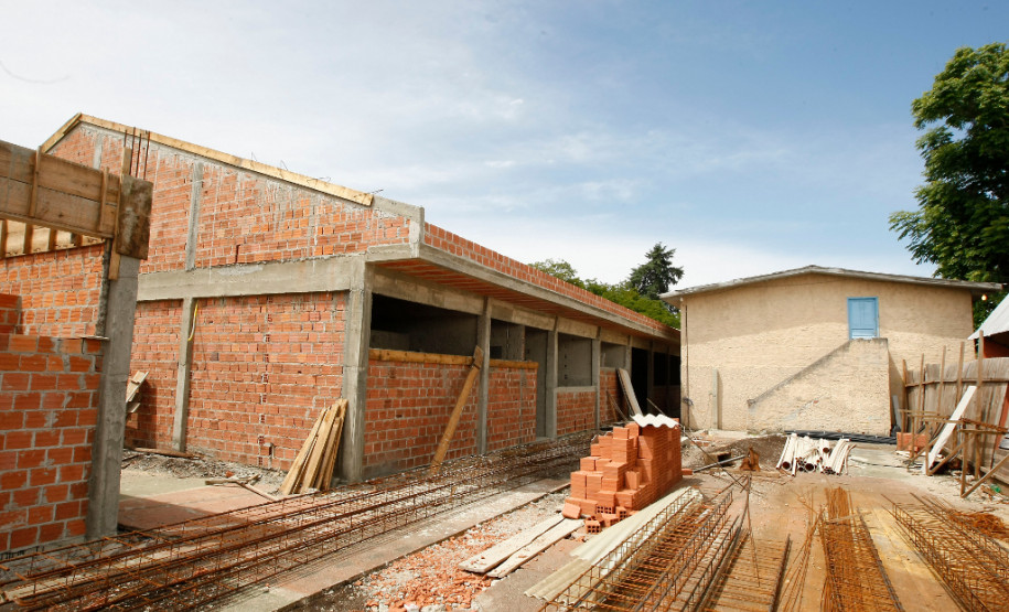 Colégio Estadual Amâncio Moro em Curiitba com obras de ampliação. 29-10-13.