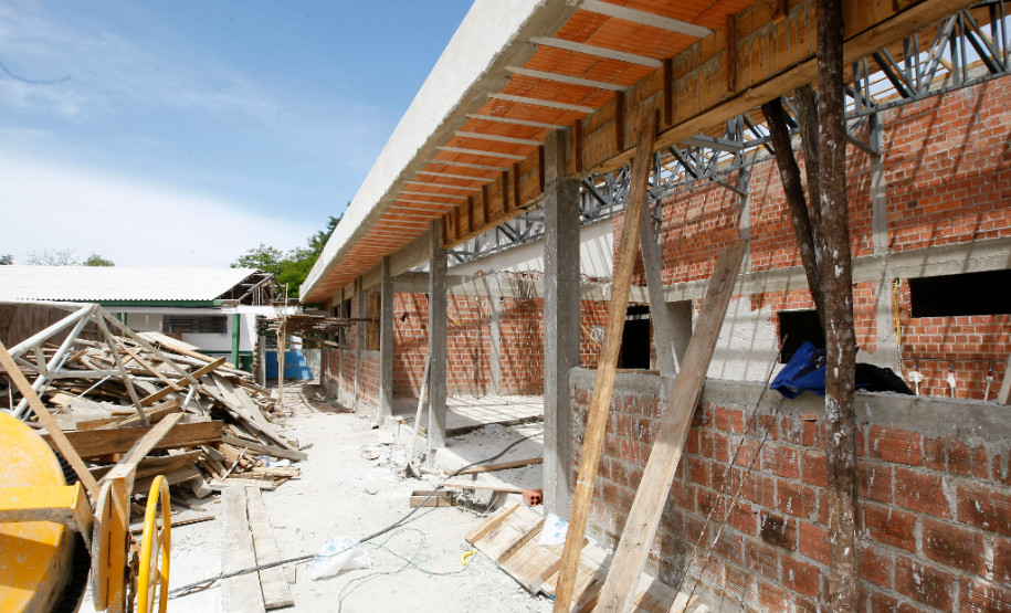 Colégio Estadual Amâncio Moro em Curiitba com obras de ampliação. 29-10-13.