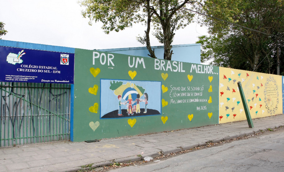 Colégio Estadual Cruzeiro do Sul no bairro Santa Candida. 07-11-13.