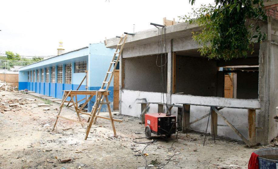 Colégio Estadual Cruzeiro do Sul no bairro Santa Candida. 07-11-13.