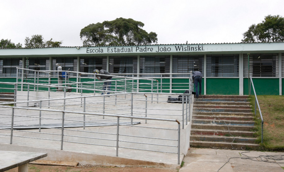 Colégio Estadual Padre Joao Wilinski no bairro Santa Candida. 07-11-13.