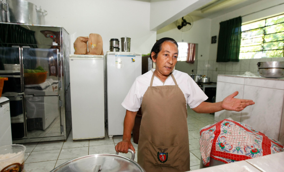 Rio Azul, Colegio Estadual Dr. Chafic Cury, na foto a merendeira Dircéia da Luz. 14-11-13.