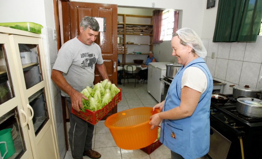 Rio Azul, agricultura familiar, na foto o agricultor Leocir Mangoni. 14-11-13.