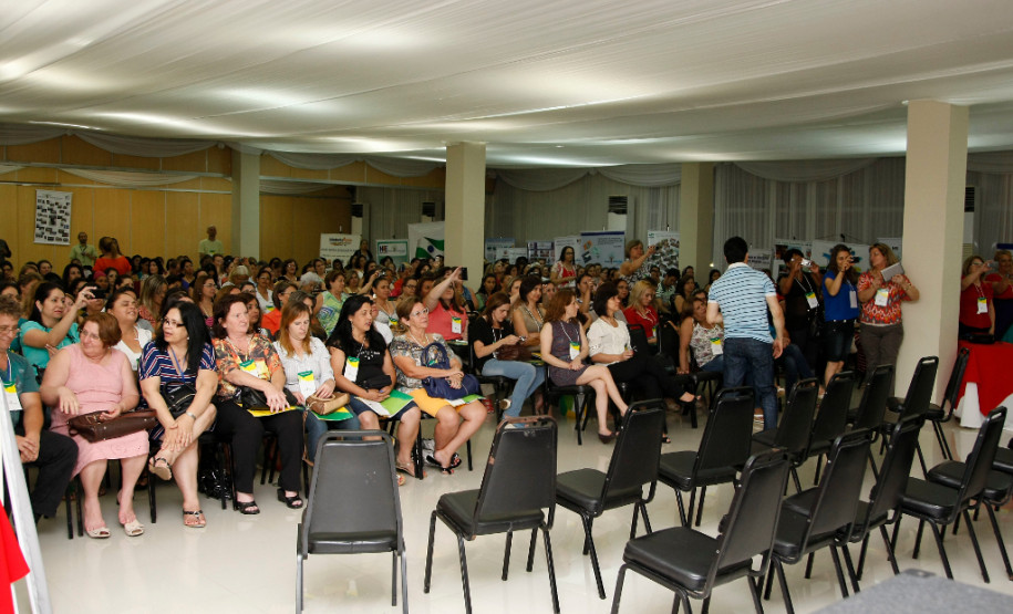 A Secretaria de Estado da Educação promove até sexta-feira (22), em Foz do Iguaçu, o Seminário Estadual de Educação de Jovens e Adultos e Alfabetização.