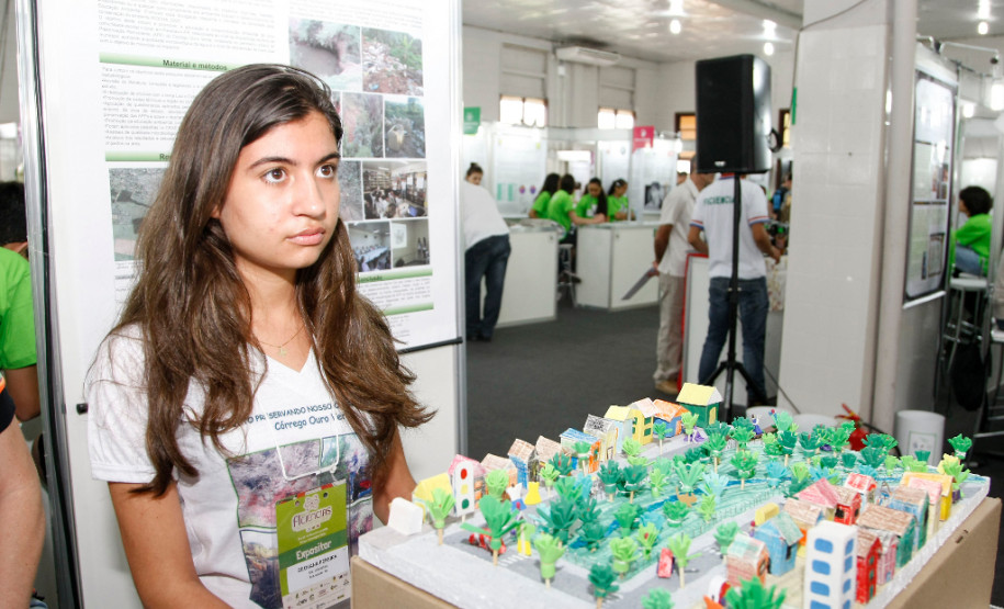 Foz do Iguaçu, Ficiencias no pavilhão de exposição do parque da Itaipu, aluna de Paranavai, exposição sobre córrego Água Verde. 20-11-13.