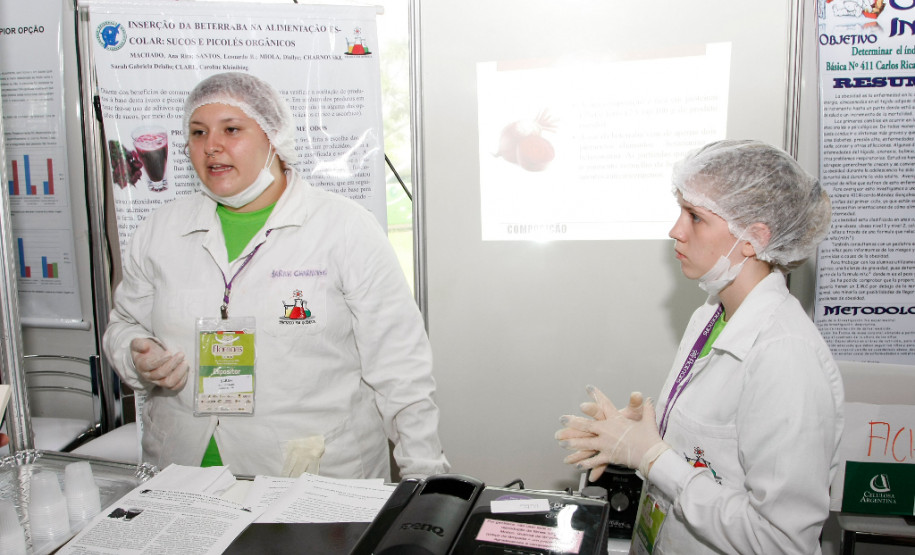 Foz do Iguaçu, Ficiencias no pavilhão de exposição do parque da Itaipu, alunas de cascavel, exposição sobre suco  de beterraba. 20-11-13.