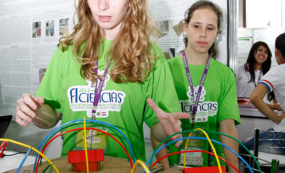 Foz do Iguaçu, Ficiencias no pavilhão de exposição do parque da Itaipu. 20-11-13.