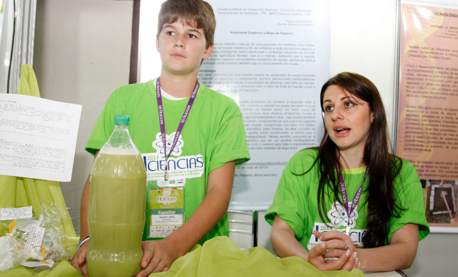 Foz do Iguaçu, Ficiencias no pavilhão de exposição do parque da Itaipu, aluno e professora, exposição sobre amaciante. 20-11-13.