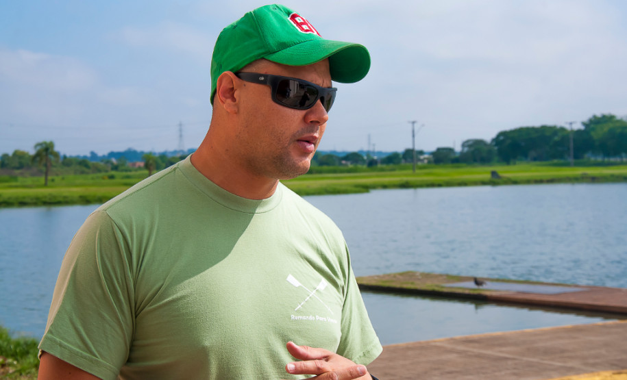 Remo é opção de atividade no contraturno para alunos do 6º e 7º anos do Colégio Estadual Luiza Ross, no Parque Náutico do Iguaçu, em Curitiba. Na foto Joadson Bueno do Nascimento.