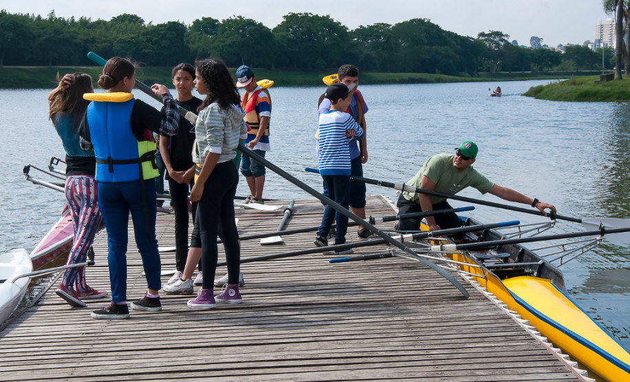 Remo é opção de atividade no contraturno para alunos do 6º e 7º anos do Colégio Estadual Luiza Ross, no Parque Náutico do Iguaçu, em Curitiba.