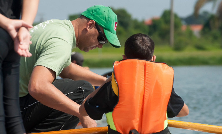 Remo é opção de atividade no contraturno para alunos do 6º e 7º anos do Colégio Estadual Luiza Ross, no Parque Náutico do Iguaçu, em Curitiba.